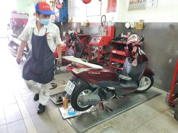 Người dân TP.HCM cứu bình ắc quy xe máy trước khi được nới lỏng giãn cách