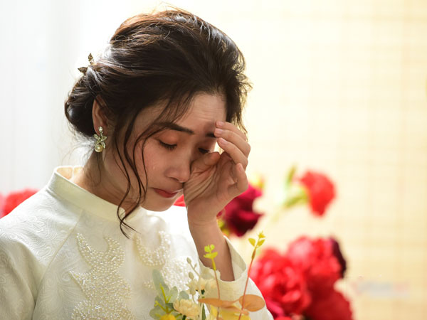 Xúc động với đám cưới đặc biệt của nữ điều dưỡng trong bệnh viện dã chiến ở TP.HCM: Phòng cưới hoa hồng rực rỡ, ngoài cửa nhộn nhịp cứu người