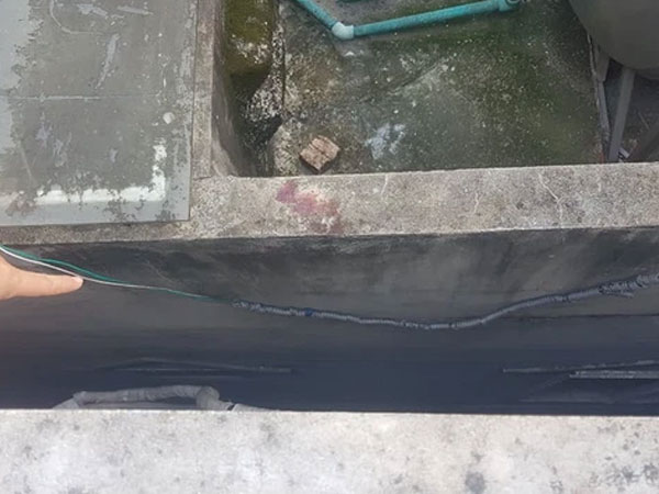 Lần theo vết máu, phát hiện người đàn ông lạ mặt mắc kẹt trong khe tường giữa 2 tòa nhà