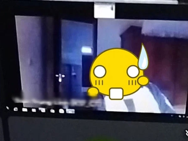 Nữ sinh học online nhưng quên tắt camera, giáo viên zoom màn hình phát hiện hình ảnh khiến cô 'chết điếng'
