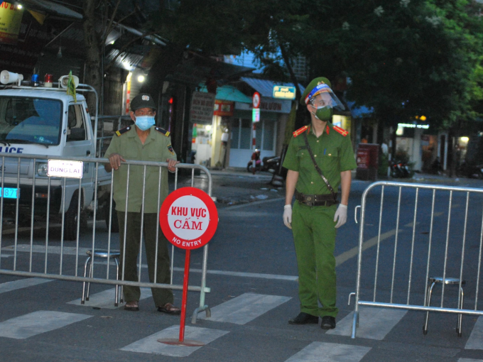 Hà Nội phong tỏa phố Phủ Doãn, lấy mẫu xét nghiệm toàn bộ cư dân khu vực sau khi phát hiện ca dương tính SARS-CoV-2 cộng đồng