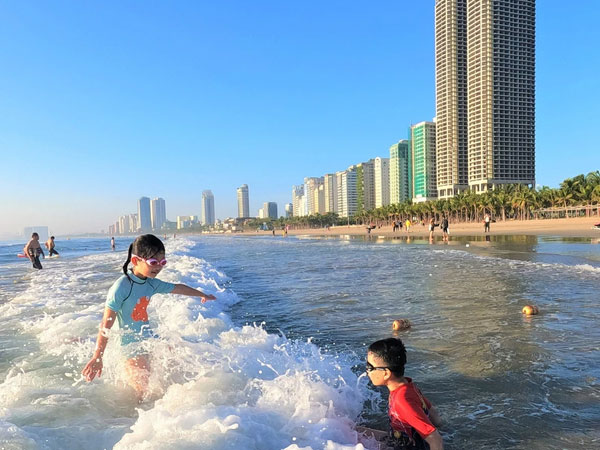 Ảnh: Người Đà Nẵng hào hứng tắm biển từ sớm tinh mơ sau 75 ngày phải cách ly vì Covid-19
