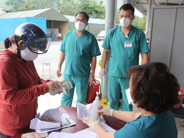 Người đàn ông qua đời vì Covid-19 để lại gói tiền ở Bệnh viện Bạch Mai