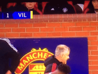 Van de Beek nhổ bã kẹo cao su về phía Solskjaer vì không được vào sân