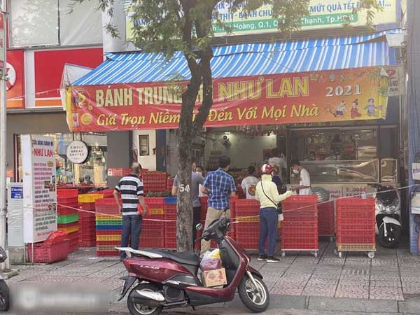 Hốt hụi chót: Người Sài Gòn hùng hục đi săn... bánh Trung thu vào sáng nay, mặc kệ Rằm tháng 8 đã qua tận 10 ngày!