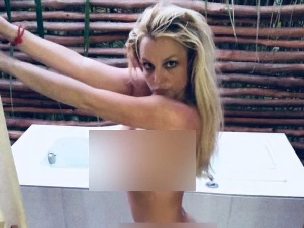 Cả triệu người đang trố mắt nhìn vào bộ ảnh khỏa thân 100% của Britney Spears: 'Cháy' quá rồi!!!