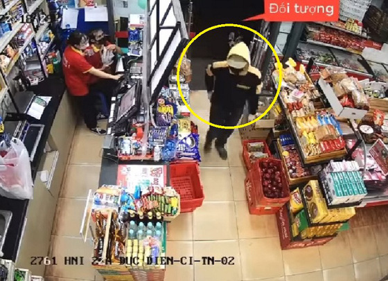 Hà Nội: Truy tìm đối tượng táo tợn xông vào cướp siêu thị