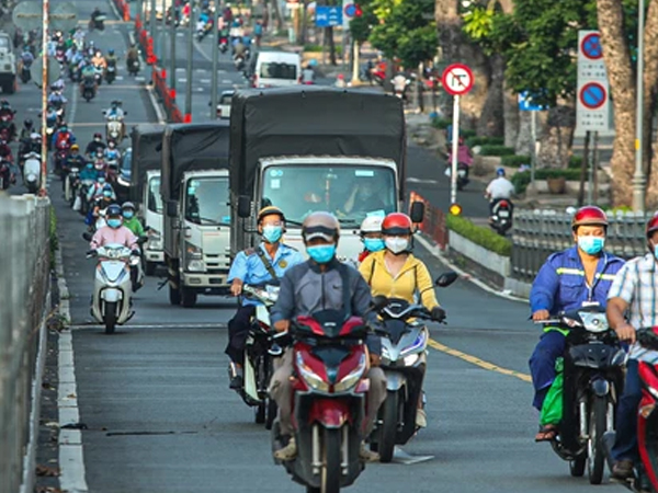 Buổi sáng đầu tiên TP.HCM nới lỏng giãn cách: Đường phố rộn ràng, người dân di chuyển dễ dàng khi không còn chốt kiểm soát