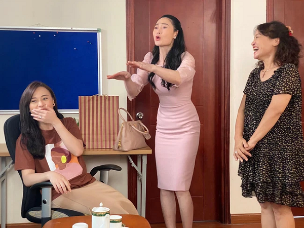 Hương vị tình thân: Tung ảnh buổi quay cuối, bà Xuân khiến dân tình mê mẩn vóc dáng thon gọn, chị Sâm hé lộ thời điểm đóng máy
