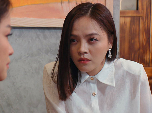 Hương vị tình thân: Thy khóc nghẹn phát hiện ảnh chụp lão Tấn thời trẻ, cảnh chất vấn bà Sa khiến khán giả cũng phải run