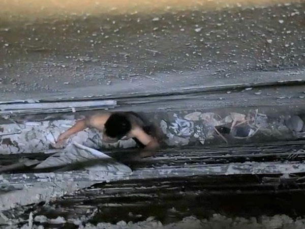 Bất ngờ về nguyên nhân người đàn ông 'bỗng dưng' mắc kẹt giữa khe tường