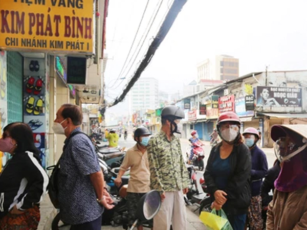 Người Sài Gòn xếp hàng mua vàng, đồ ăn sáng trong ngày đầu nới lỏng giãn cách: 'Vui lắm, sau bao ngày cũng được ra ngoài'