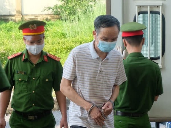 Cựu Phó Chủ tịch HĐND thị xã hầu tòa: Do 'mạo danh' làm đơn tố cáo Chủ tịch UBND thị xã