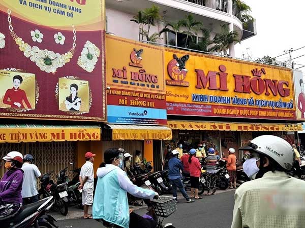 Tiệm vàng Sài Gòn bất ngờ đông khách, bán vàng ăn tiêu 'bình thường mới'