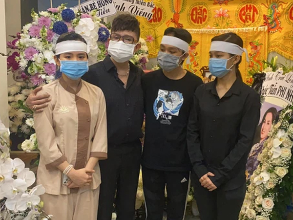 Lễ viếng ca sĩ Phi Nhung tại nhà riêng ngày 1/10: Long Nhật đau lòng dâng hương tiễn biệt, Hồ Văn Cường buồn bã quỳ bên di ảnh mẹ nuôi