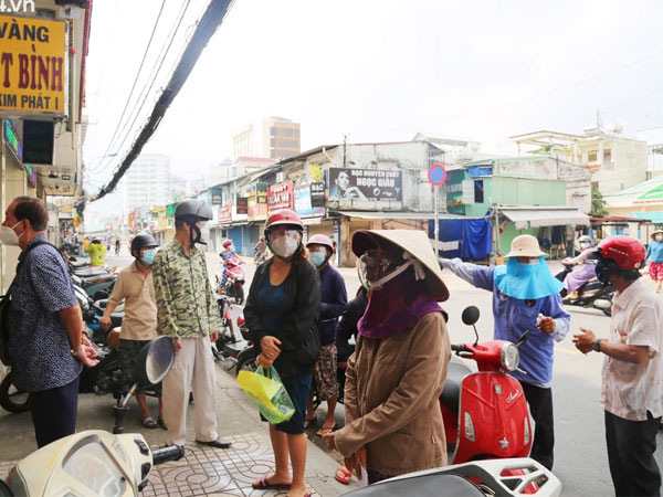 Người Sài Gòn xếp hàng mua vàng, đồ ăn sáng trong ngày đầu nới lỏng giãn cách: 'Vui lắm, sau bao ngày cũng được ra ngoài'