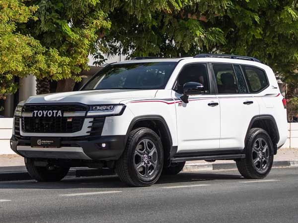 Để mua Toyota Land Cruiser 2022 trông như bản base này, đại gia Việt phải trả hơn 7 tỷ đồng, đắt hơn mua BMW X7