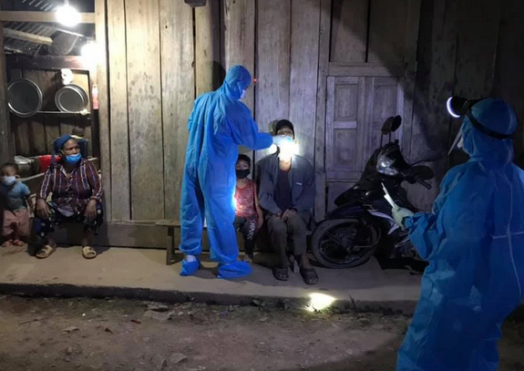 Bí thư xã đón con trai đang cách ly tập trung về nhà để 'làm vía'
