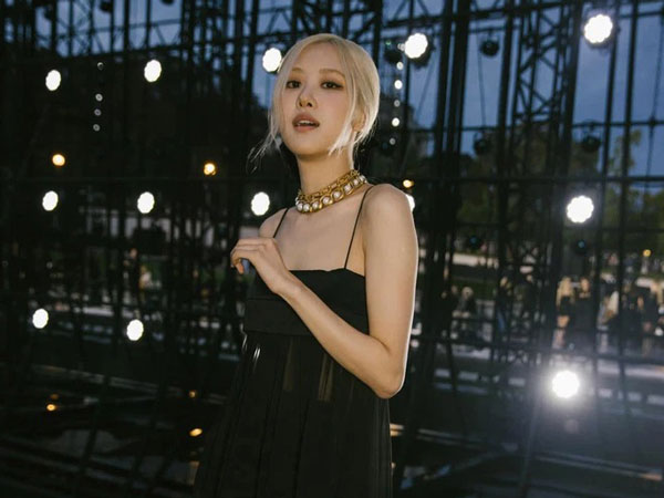 Rosé được Vogue vinh danh tại Fashion Week, nhìn ảnh hậu trường mà netizen 'chỉ điểm' ngay bí mật của sao