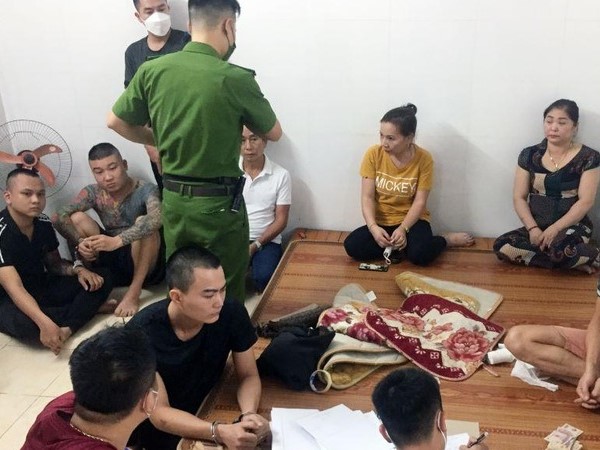 Đột kích sới bạc 'khủng' núp bóng trại gà thu 700 triệu cùng nhiều tang vật