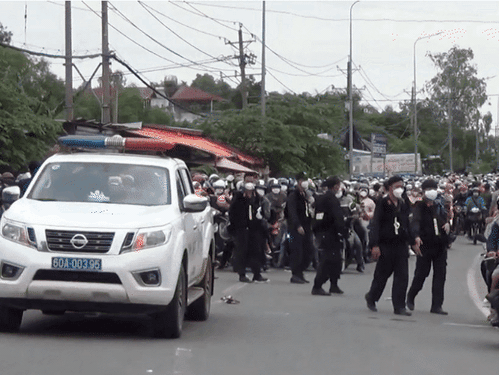 Sau thời gian phong tỏa 'đông cứng', hàng ngàn công nhân hò reo khi được CSGT dẫn đường về quê