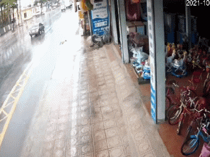 Kinh hoàng: Người phụ nữ đi ngược chiều bị ô tô đâm bắn văng lên vỉa hè