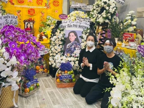 Hồ Văn Cường tiều tụy trong ngày thứ 2 túc trực bên di ảnh Phi Nhung, đón khách tới viếng