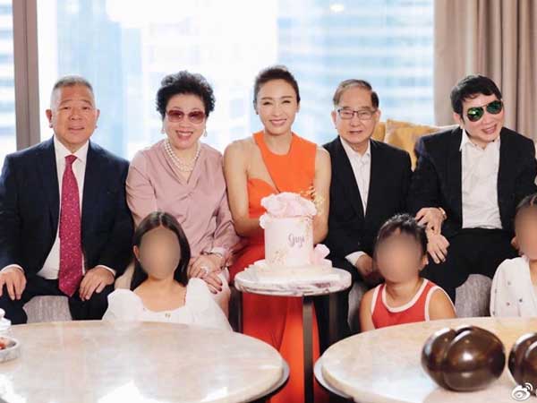 'Đệ nhất mỹ nhân TVB' Lê Tư khoe ảnh sinh nhật tuổi 50, ông xã tỷ phú và em trai tàn tật hiếm hoi lộ diện bèn chiếm luôn spotlight