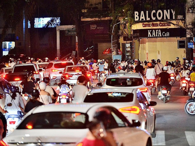 Hà Nội xuất hiện hàng loạt ca mắc Covid-19 mới: Có phải là hệ quả của "biển người" ra đường chơi đêm Trung thu?