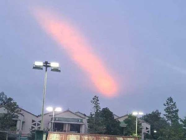 Xuất hiện vệt sáng kỳ lạ trên bầu trời Quảng Ngãi: Giám đốc đài Khí tượng thủy văn tỉnh nói gì?