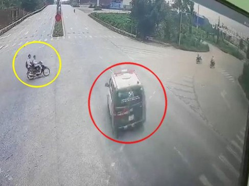 Xe cứu thương lao vun vút hất tung xe máy tại ngã tư, một học sinh nguy kịch