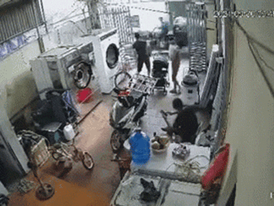 Clip thương tâm: Em bé bị xe công nông cán qua người ngay trước cổng nhà, người thân la hét thất thanh