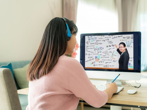 Nam sinh nhờ mẹ học online giùm nhưng quên tắt mic, thầy giáo nói lại 1 câu mà ngượng chín mặt
