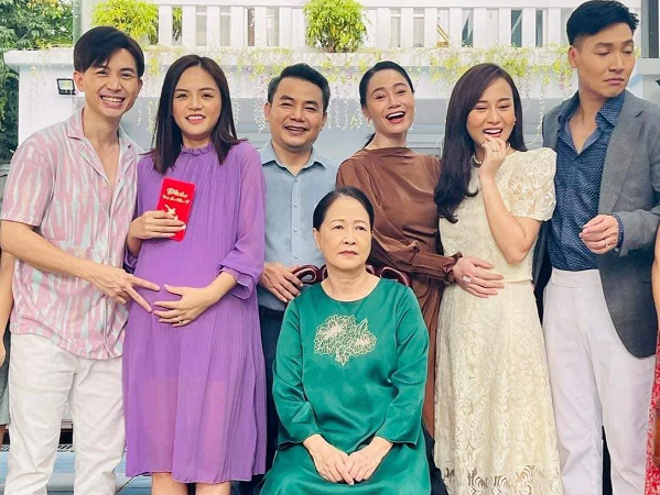 Hương vị tình thân: Thu Quỳnh 'xả vai' đẹp sang chảnh, Phương Oanh bùi ngùi chia tay Nam, NSƯT Võ Hoài Nam bày tỏ nước mắt trong phim lẫn với nước mắt ngoài đời