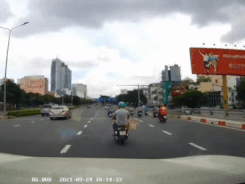 Nóng trên đường: Thót tim cảnh xe máy tự 'xoè' ngay trước mũi ô tô