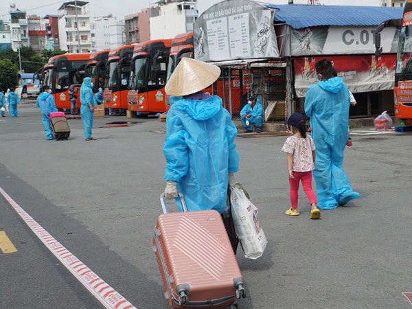 Học sinh, người dân mắc kẹt ở các tỉnh muốn trở lại TP.HCM phải làm gì?