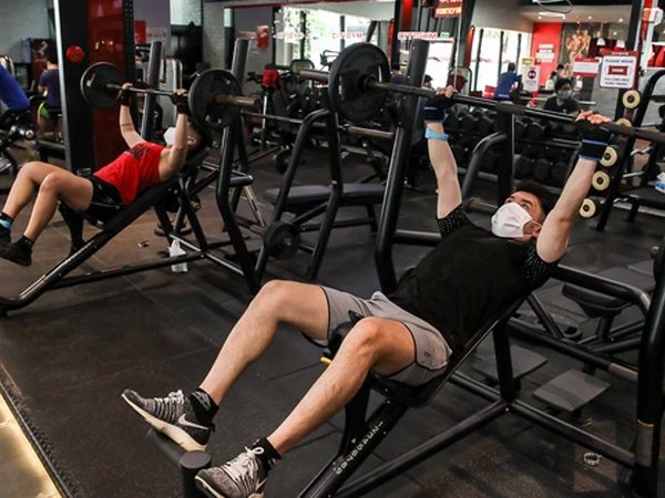 Ảnh, clip: Bạn trẻ Sài Gòn hào hứng trở lại phòng tập gym sau thời gian dài 'nghỉ ngơi'
