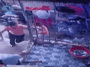 Trốn công an, người phụ nữ chạy ngay vào nhà hàng xóm ngồi... rửa bát
