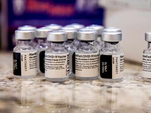 Vì sao Mỹ chỉ mua vaccine ngừa COVID-19 của Pfizer để viện trợ cho thế giới?