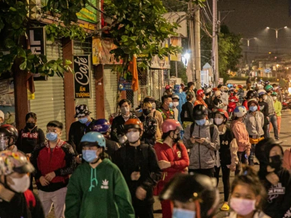 Ảnh: Người lao động xếp hàng 'xuyên đêm' chờ xét nghiệm COVID-19 tại cửa ngõ Bình Dương để về quê