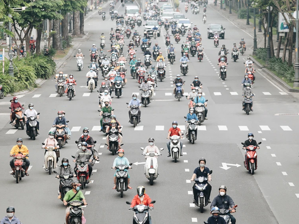 TP.HCM sáng đầu tuần sau nới lỏng giãn cách: Lâu lắm rồi mới thấy cảnh người dân chen chúc trên đường