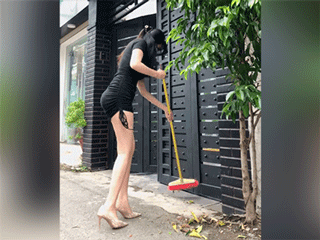 Bà Tưng lên sóng video đi quét rác với bộ đồ sexy 'hết nước chấm', lại bị một chi tiết khác giật sạch spotlight