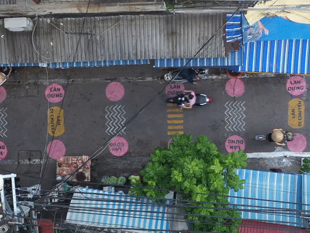 Chợ ở Hà Nội kẻ ô hồng, vàng cho người mua hàng giãn cách tránh Covid-19