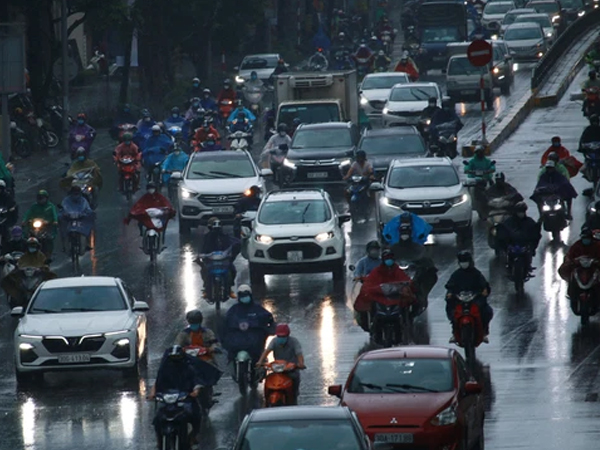 Hà Nội: Người dân đội mưa tầm tã, bật đèn đi làm sáng thứ Hai đầu tuần