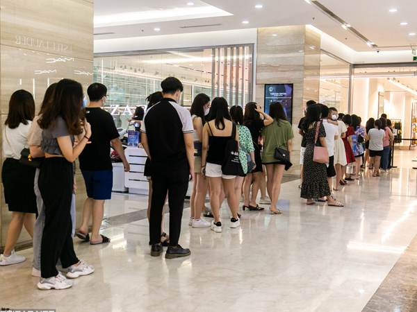 Giới trẻ Hà Nội chen chân mua sắm sau nới lỏng giãn cách