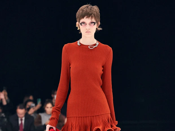 Chi tiết rùng mình khiến hãng Givenchy bị lên án ở Fashion Week và đây không phải là lần đầu có hiện tượng này