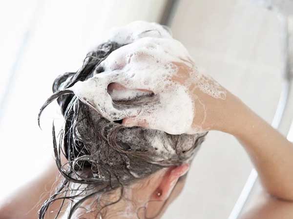 Gội đầu trong ngày đèn đỏ sẽ gây nhiều bệnh tật đúng hay sai?
