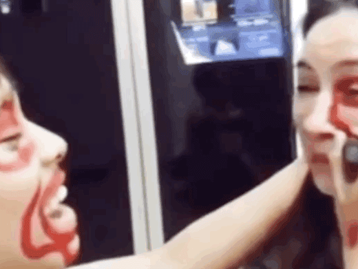 Clip Hồ Văn Cường cười giòn tan trêu đùa mẹ Phi Nhung, mới đó mà nay chỉ còn là ký ức đẹp gây xót xa!