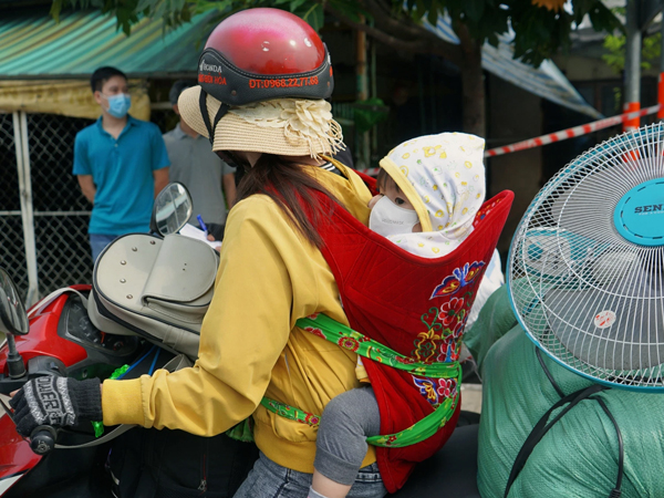 Giữa dòng người rời Sài Gòn tránh dịch, mẹ địu con chạy xe máy 400km về với Tây Nguyên
