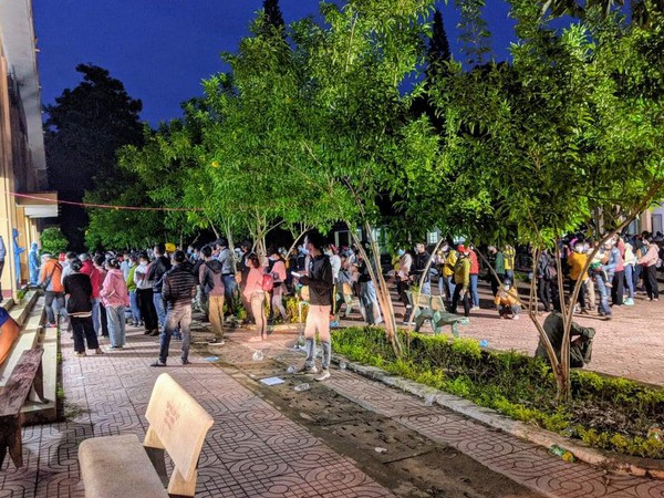 Hàng nghìn người xuyên đêm hồi hương, rưng rưng về đến quê nhà